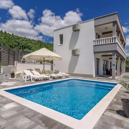 Mari Holiday home